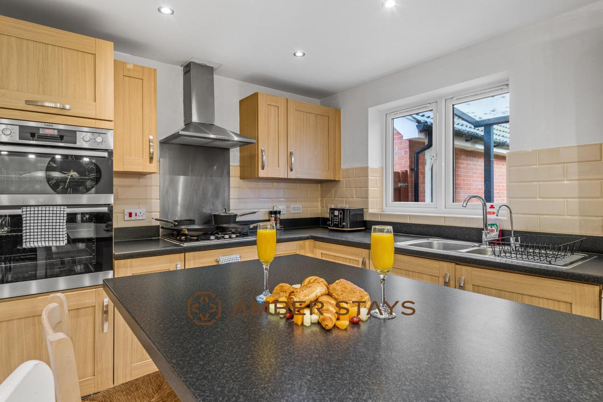 Spacious 5 Bed House In Reading By Amber Stays, Perfect For Business & Contractors, Sleeps 12! Екстер'єр фото