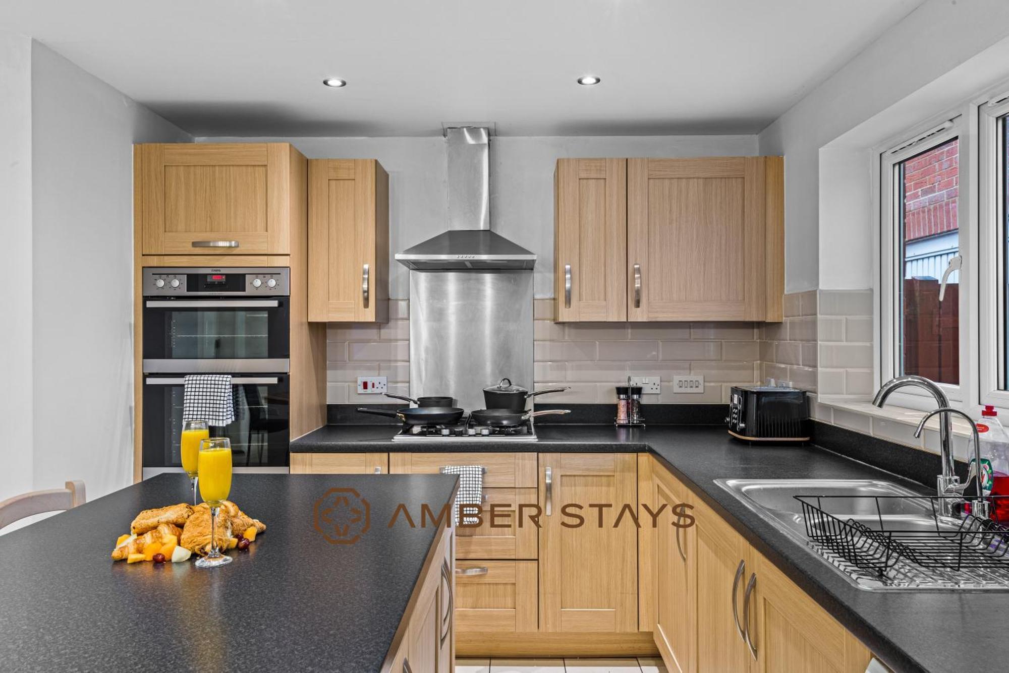 Spacious 5 Bed House In Reading By Amber Stays, Perfect For Business & Contractors, Sleeps 12! Екстер'єр фото