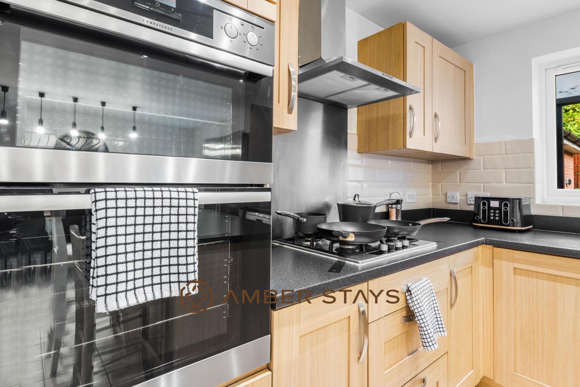 Spacious 5 Bed House In Reading By Amber Stays, Perfect For Business & Contractors, Sleeps 12! Екстер'єр фото